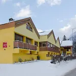 Jutel Hostel *